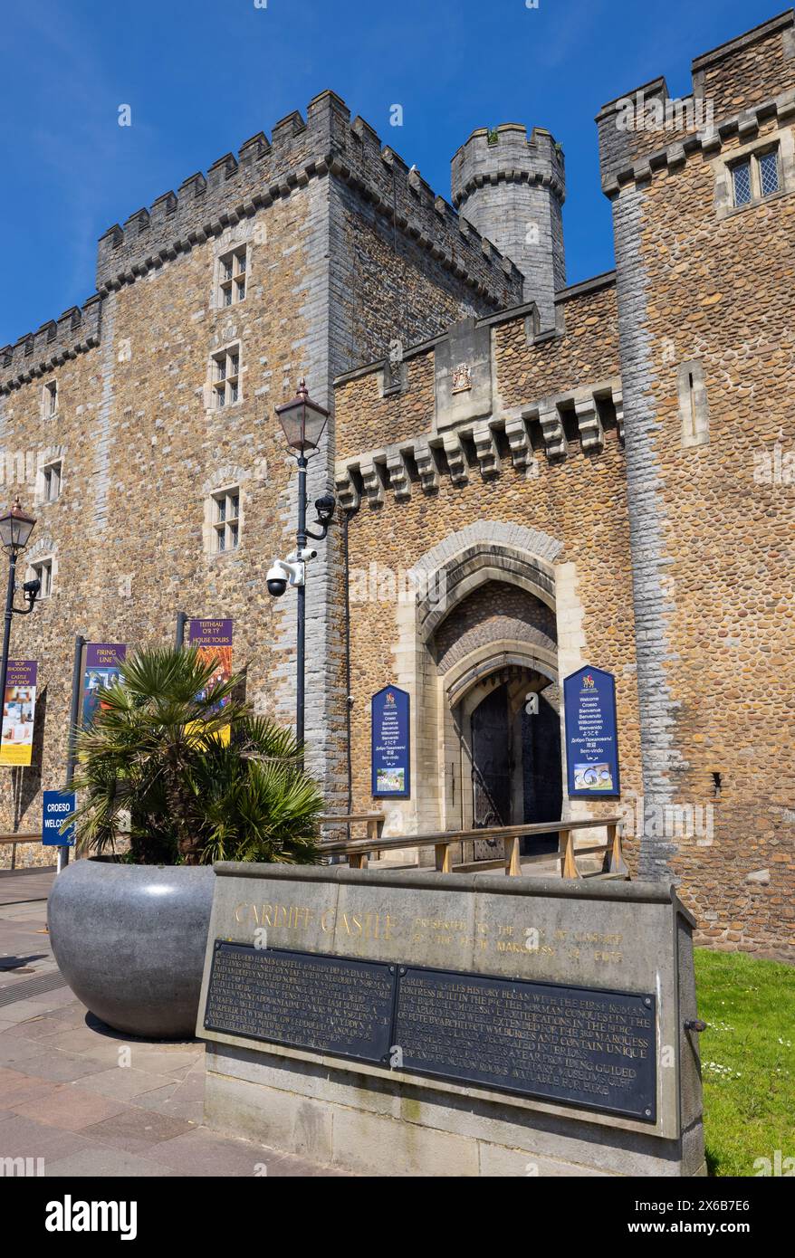 Cardiff Castle South Gate, Cardiff, Galles Foto Stock