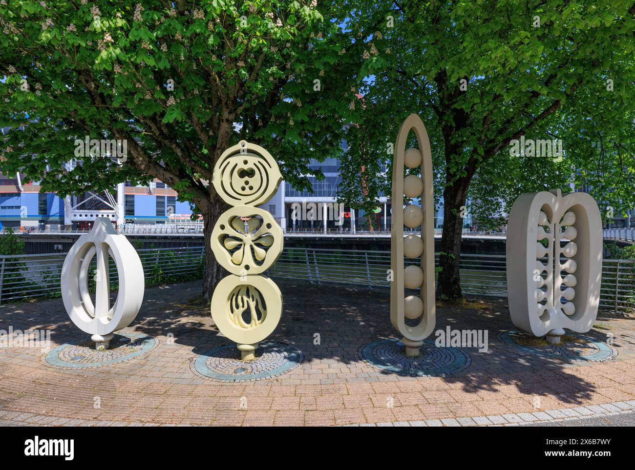 Quattro sculture di spezie in piedi di Andrew Rowe, Heather Parnell e David Mackie all'angolo tra Tudor Street e Fitzhamon Embankment, Cardiff, Galles Foto Stock