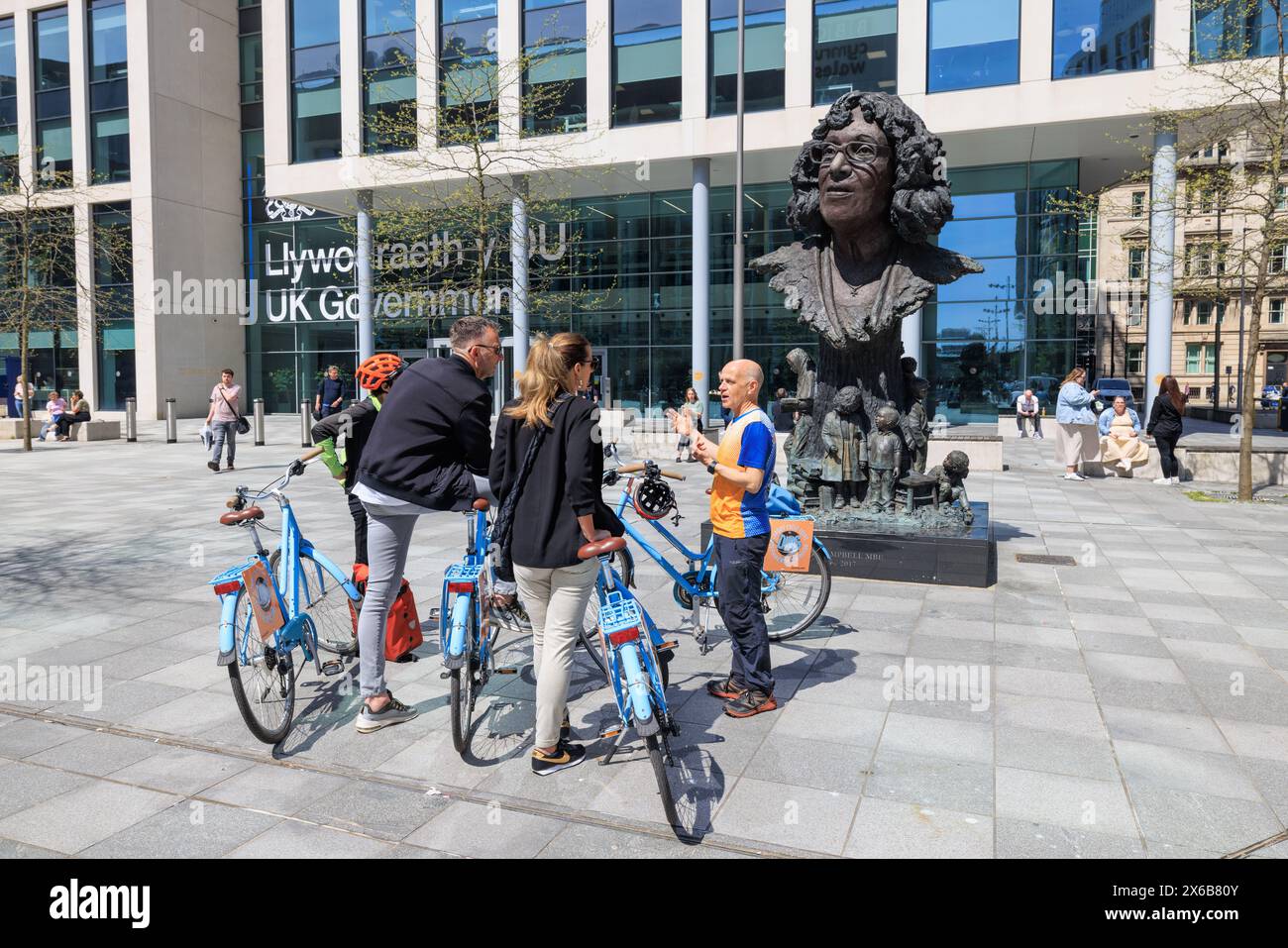 Tour in bicicletta di Ding con visita alla statua di Betty Campbell in Central Square, Cardiff, Galles Foto Stock