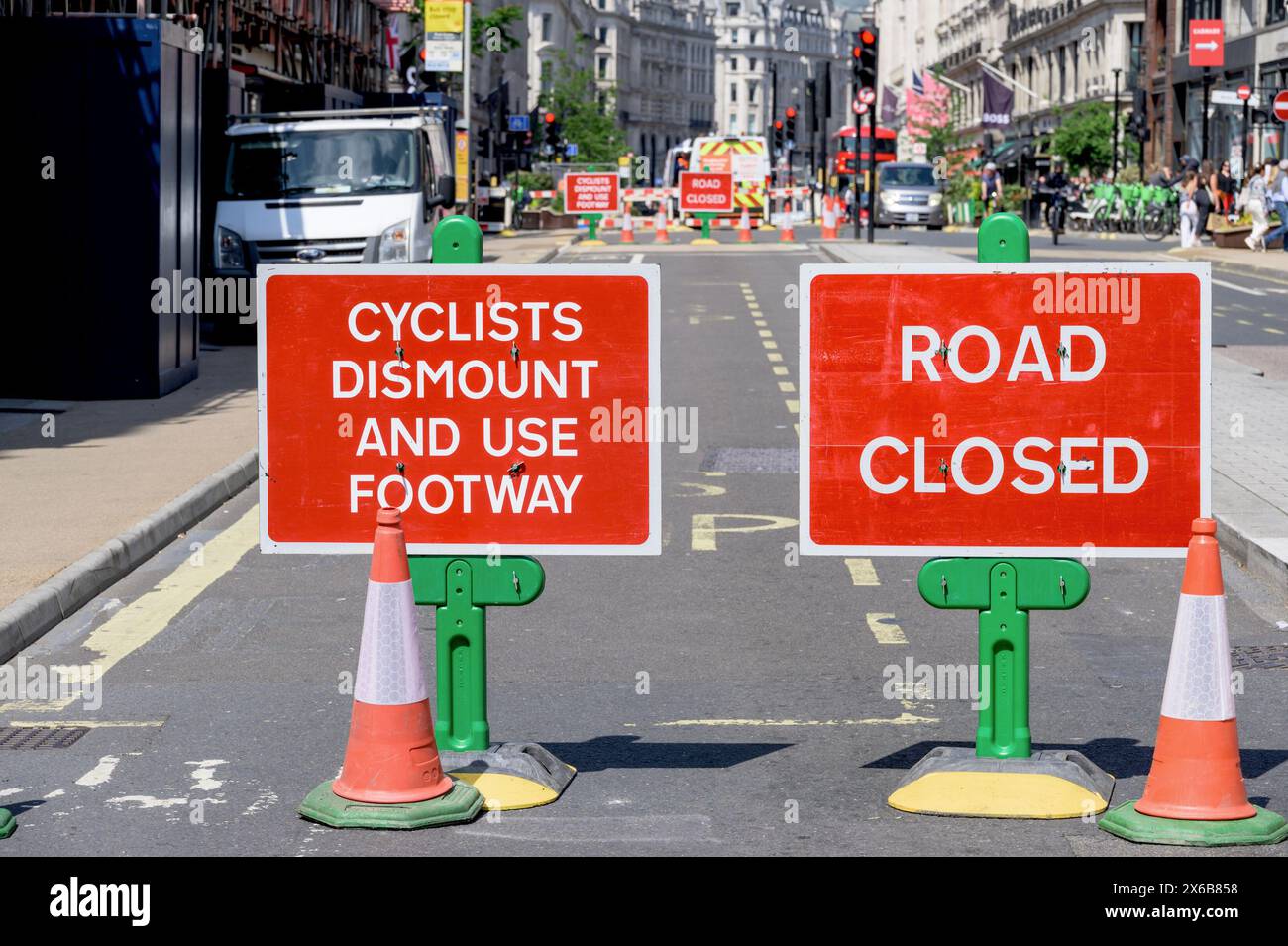 Londra, Regno Unito. I lavori stradali in Regent Street - la strada è chiusa e i ciclisti scendono i cartelli Foto Stock