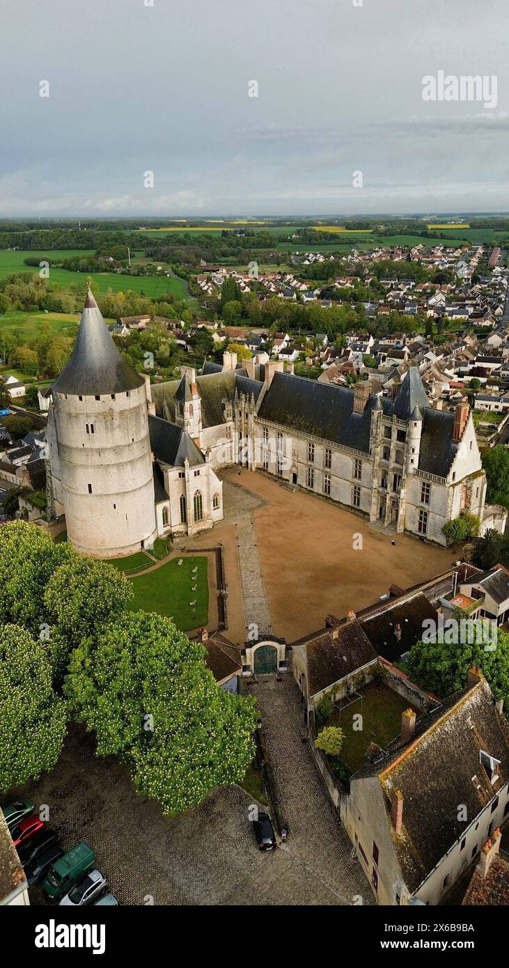 Riprese aeree con drone dello Château de Châteaudun Châteaudun Francia fortezza medievale grande mastio ala rinascimentale e paesaggio della valle del Loir Foto Stock