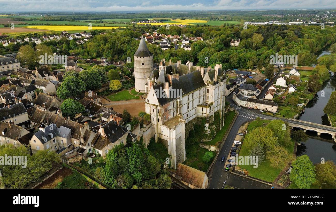 Riprese aeree con drone dello Château de Châteaudun Châteaudun Francia fortezza medievale grande mastio ala rinascimentale e paesaggio della valle del Loir Foto Stock