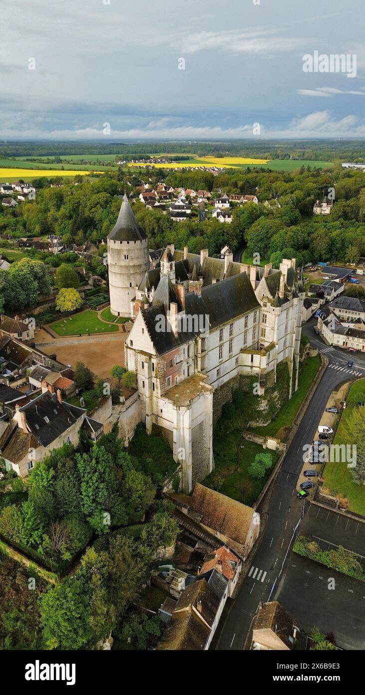 Riprese aeree con drone dello Château de Châteaudun Châteaudun Francia fortezza medievale grande mastio ala rinascimentale e paesaggio della valle del Loir Foto Stock