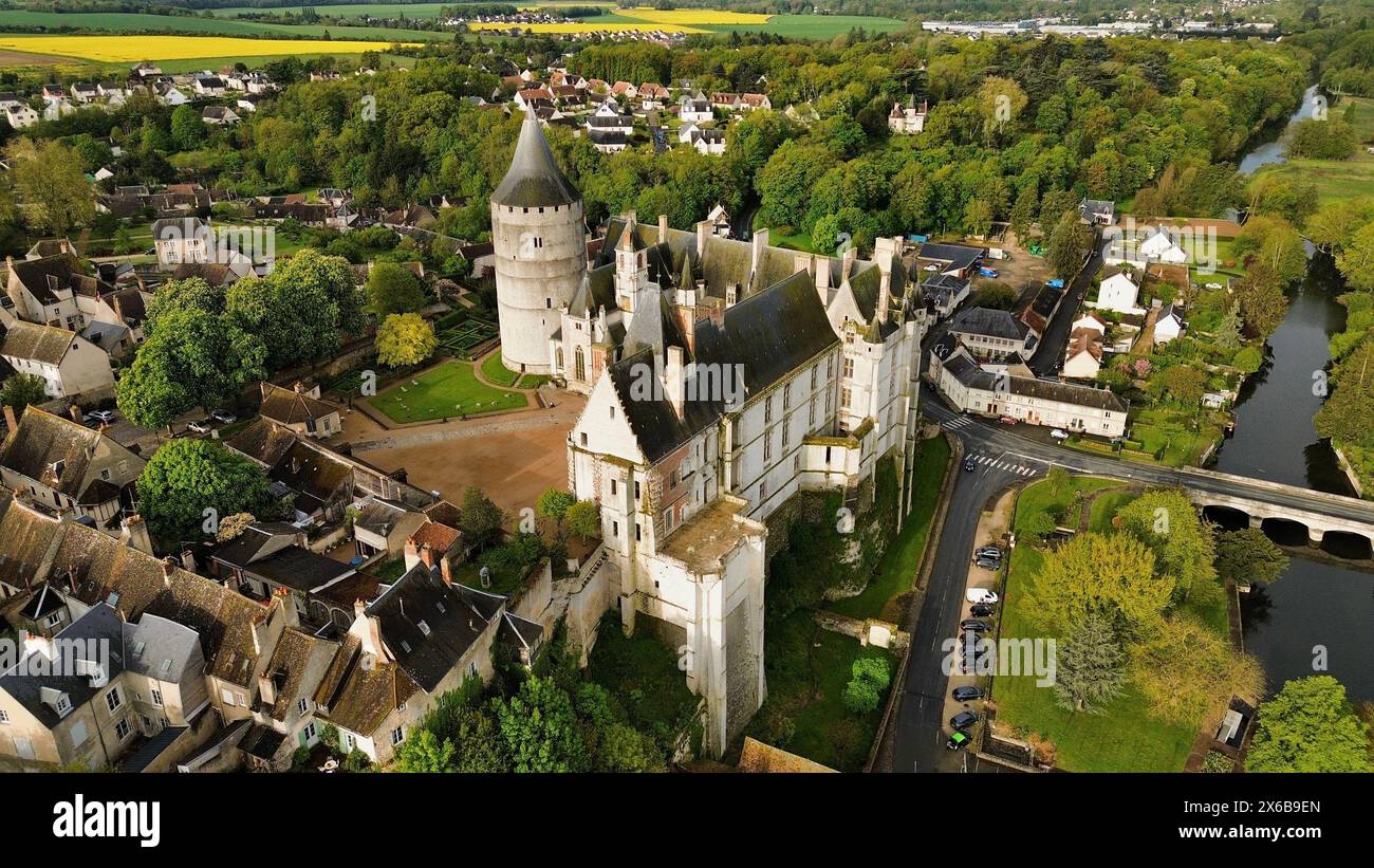Riprese aeree con drone dello Château de Châteaudun Châteaudun Francia fortezza medievale grande mastio ala rinascimentale e paesaggio della valle del Loir Foto Stock