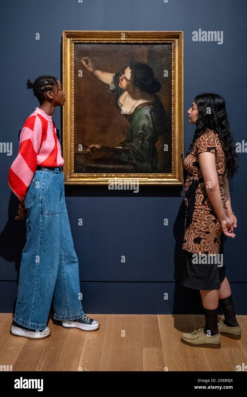 Londra, Regno Unito. 14 maggio 2024. Studenti della Slade School of fine Art, guardano "Autoritratto come l'Allegoria della pittura (la Pittura)" di Artemisia Gentileschi, c.1638-1639, in anteprima della nuova mostra di Tate Britain "Now You SEE Us: Women Artists in Britain, 1520-1920". La mostra si svolge dal 16 maggio al 13 ottobre 2024. Crediti: Stephen Chung / Alamy Live News Foto Stock