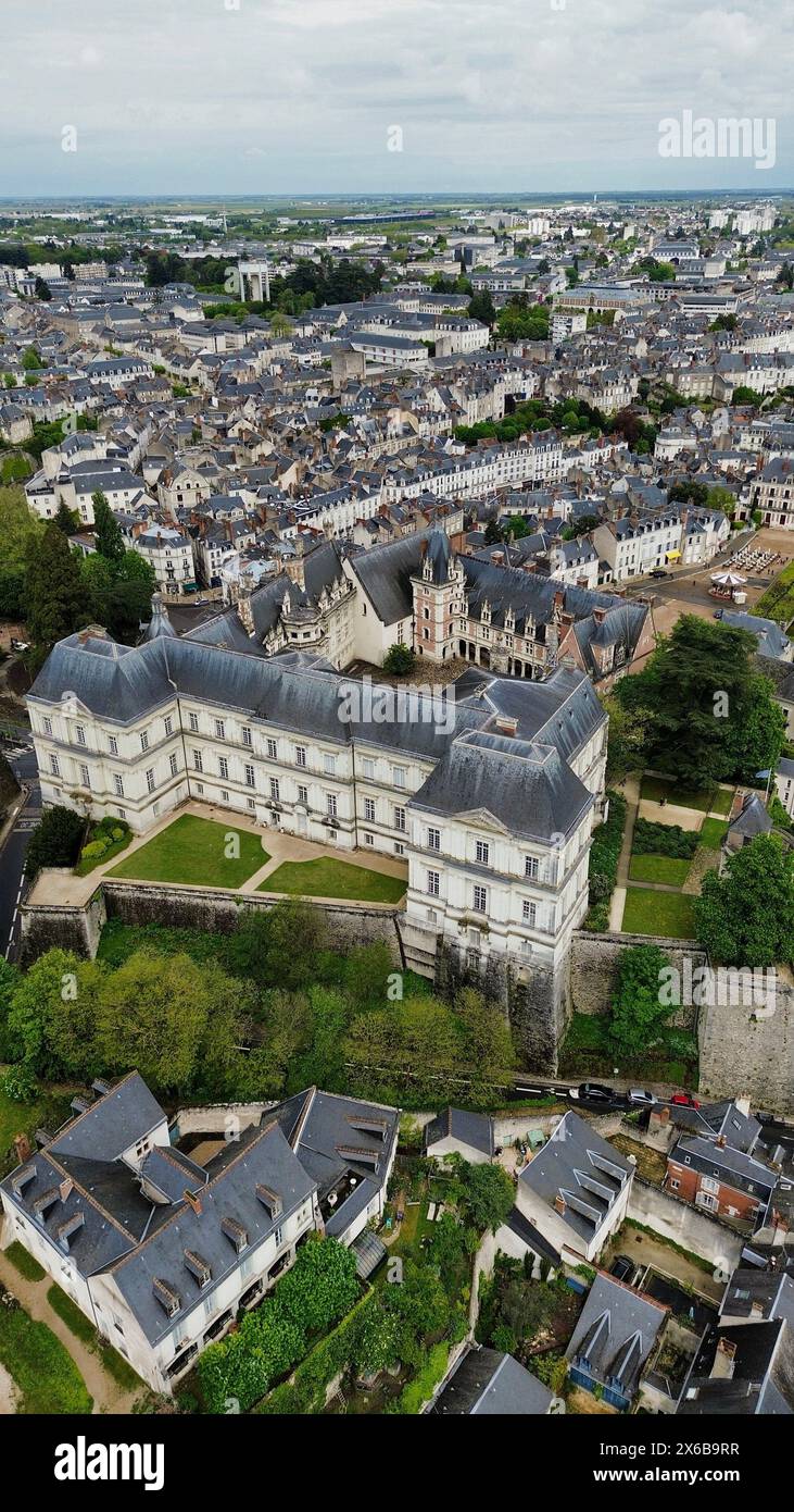 Riprese aeree con drone dello Château royal de Blois Blois Francia castello reale rinascimentale monumentale François I scala a chiocciola monumentale ala gotica Foto Stock