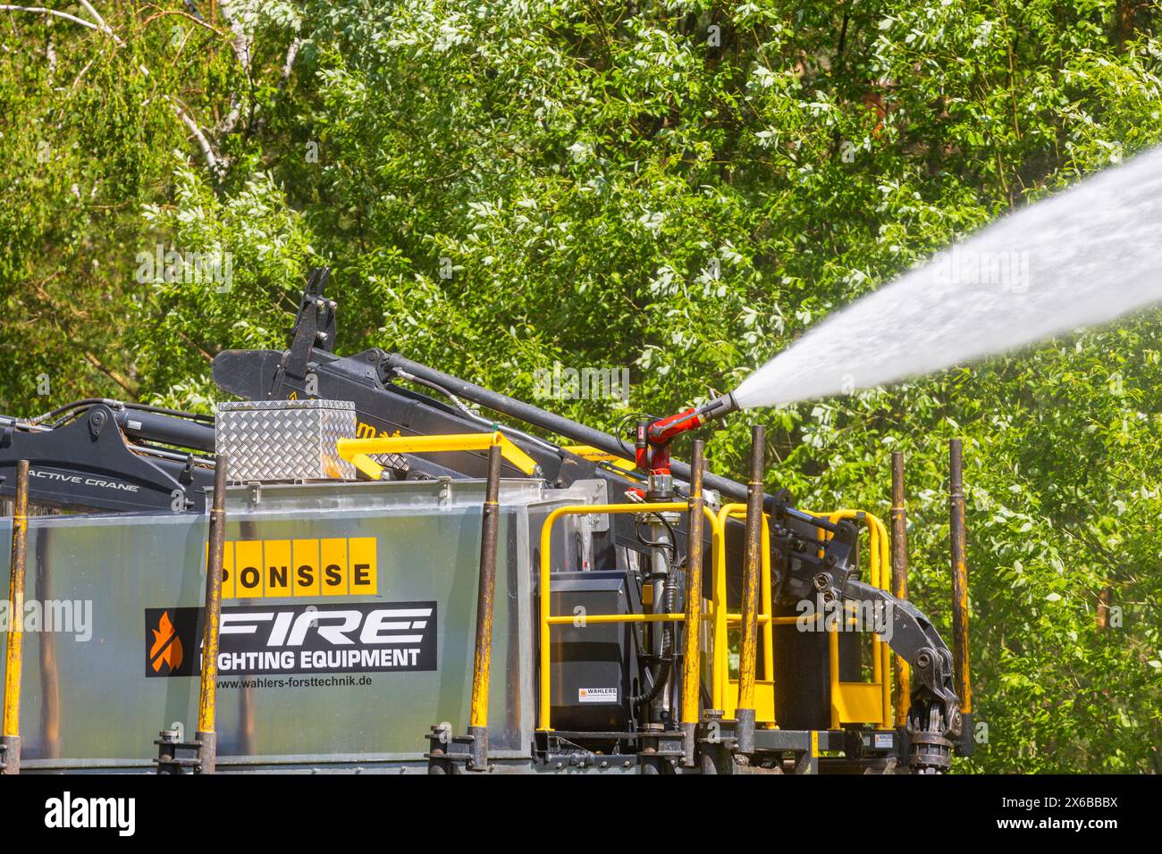 MIT geländegängiger Großtechnik gegen Waldbrände Sachsenforst Hat ein neu beschafftes mobiles Löschsystem für Forstspezialmaschinen vorgestellt. MIT dem 10,000 Liter fassenden Tanklöschaufsatz kann ein forstlicher Tragschlepper âˆ auch Forwarder genannt âˆ zum geländegängigen Tanklöschfahrzeug zur Bekämpfung von Bränden im Wald umgerüstet werden. Die Beschaffung ist Teil von diversen Investitionen in Die betriebliche Waldbrandvorsorge im Staatswald. Die Maschinen und Geräte unterstützen die Einsatzkräfte bei der Brandbekämpfung. ALS Basisfahrzeug für das neue Löschsystem dient einer der drei F. Foto Stock