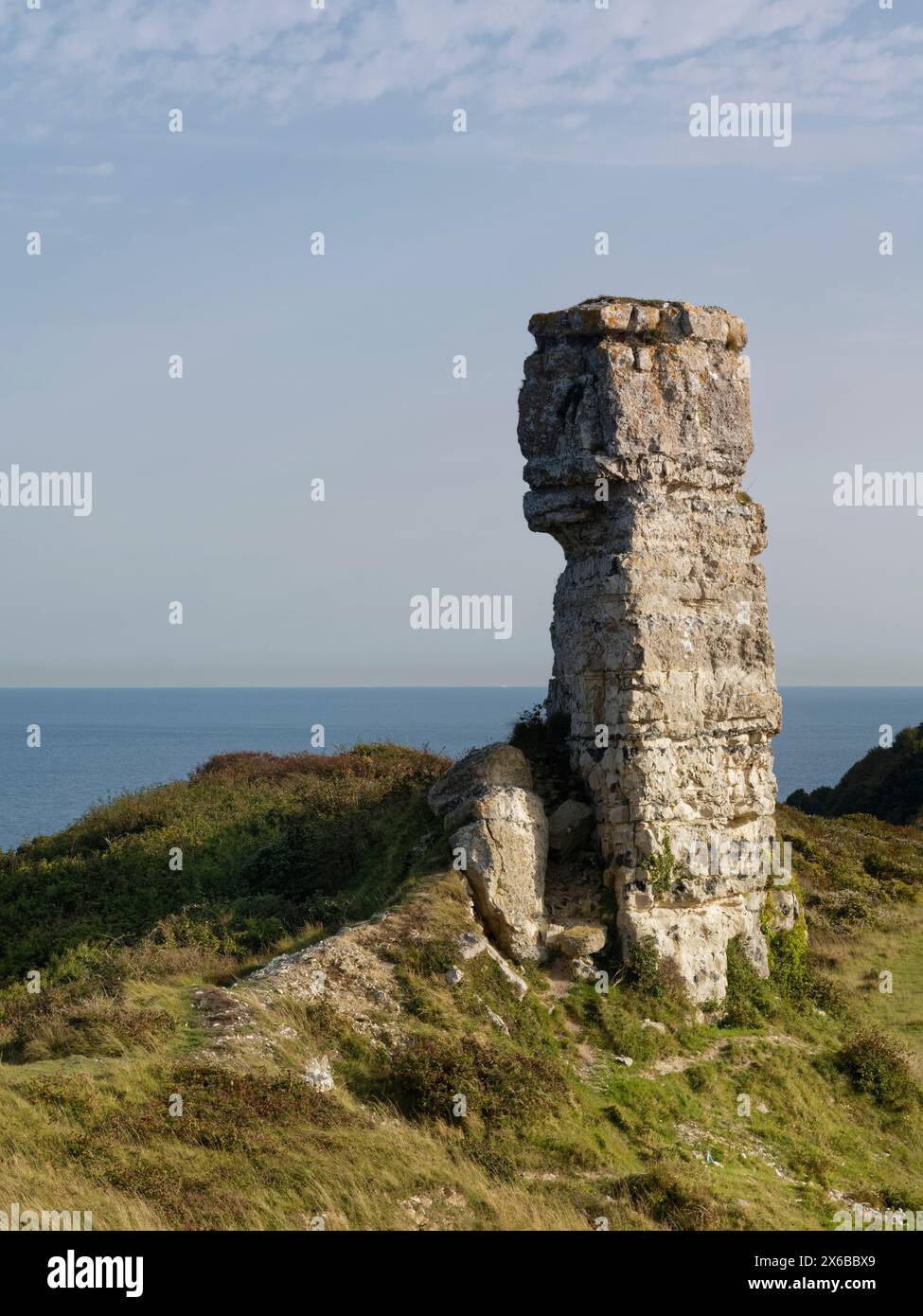 Nicodemus Knob, un pilastro di roccia alto 10 m proveniente dalla cava di pietra di Portland presso le cave dell'Ammiragliato, Grove, Isola di Portland, Dorset, Regno Unito, ottobre Foto Stock