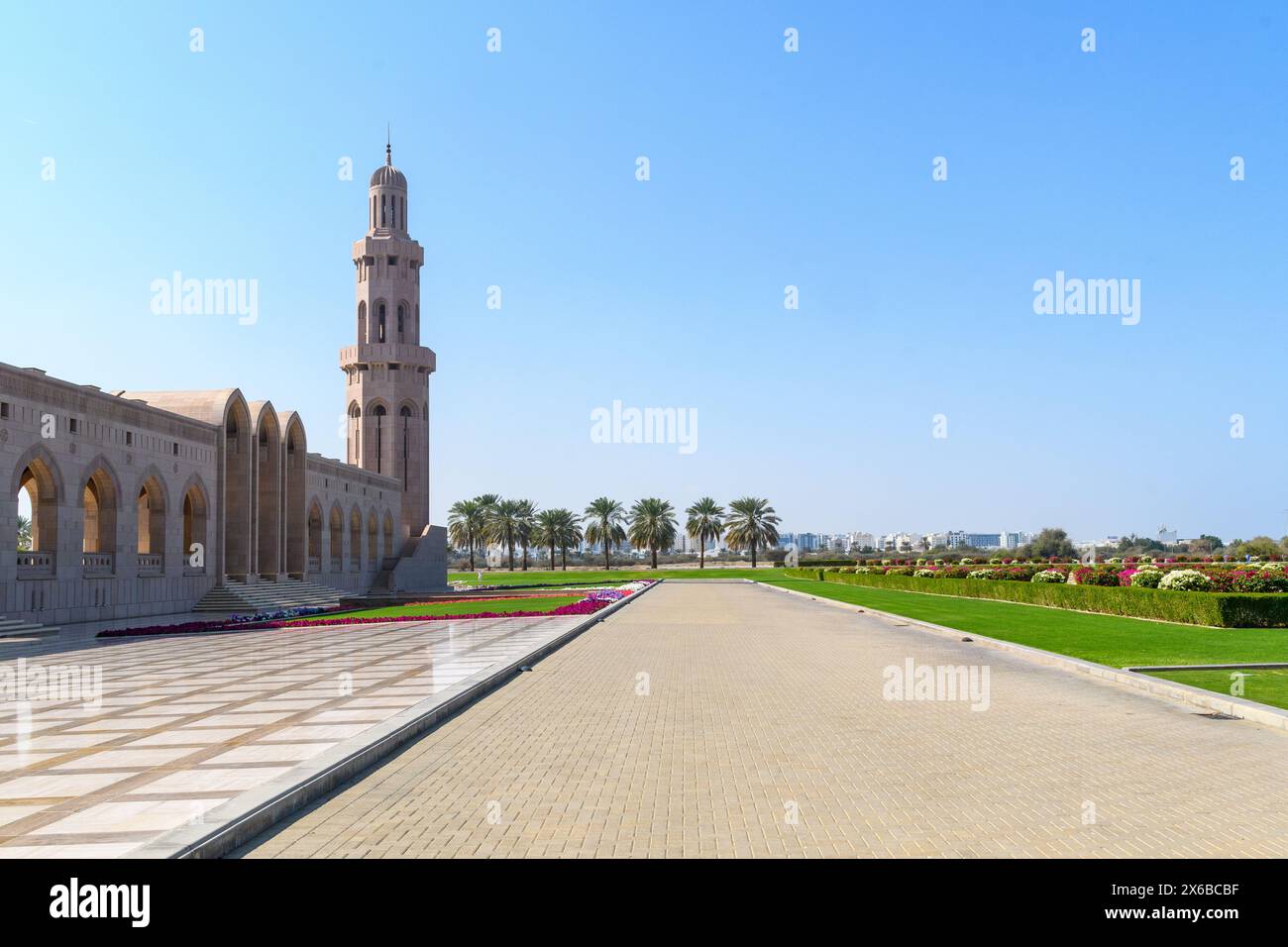 La grande Moschea, una sinfonia di pietra e spiritualità sotto il cielo azzurro. Foto Stock