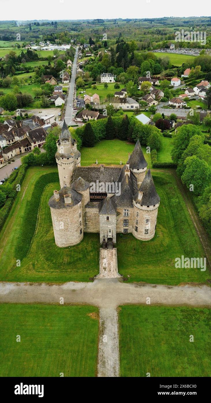 Riprese aeree con drone dello Château de Bonneval Coussac-Bonneval Francia castello medievale del X secolo torri angolari rotondi cortile interno Foto Stock
