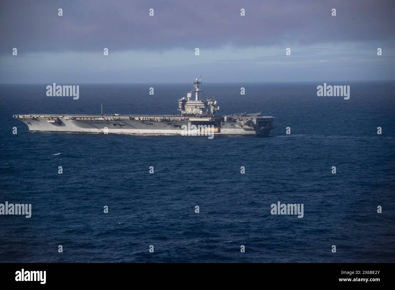240122-N-XB641-1120 OCEANO PACIFICO (22 gennaio 2022) la portaerei classe Nimitz USS Abraham Lincoln (CVN 72) transita nell'Oceano Pacifico. L'Abrah Foto Stock