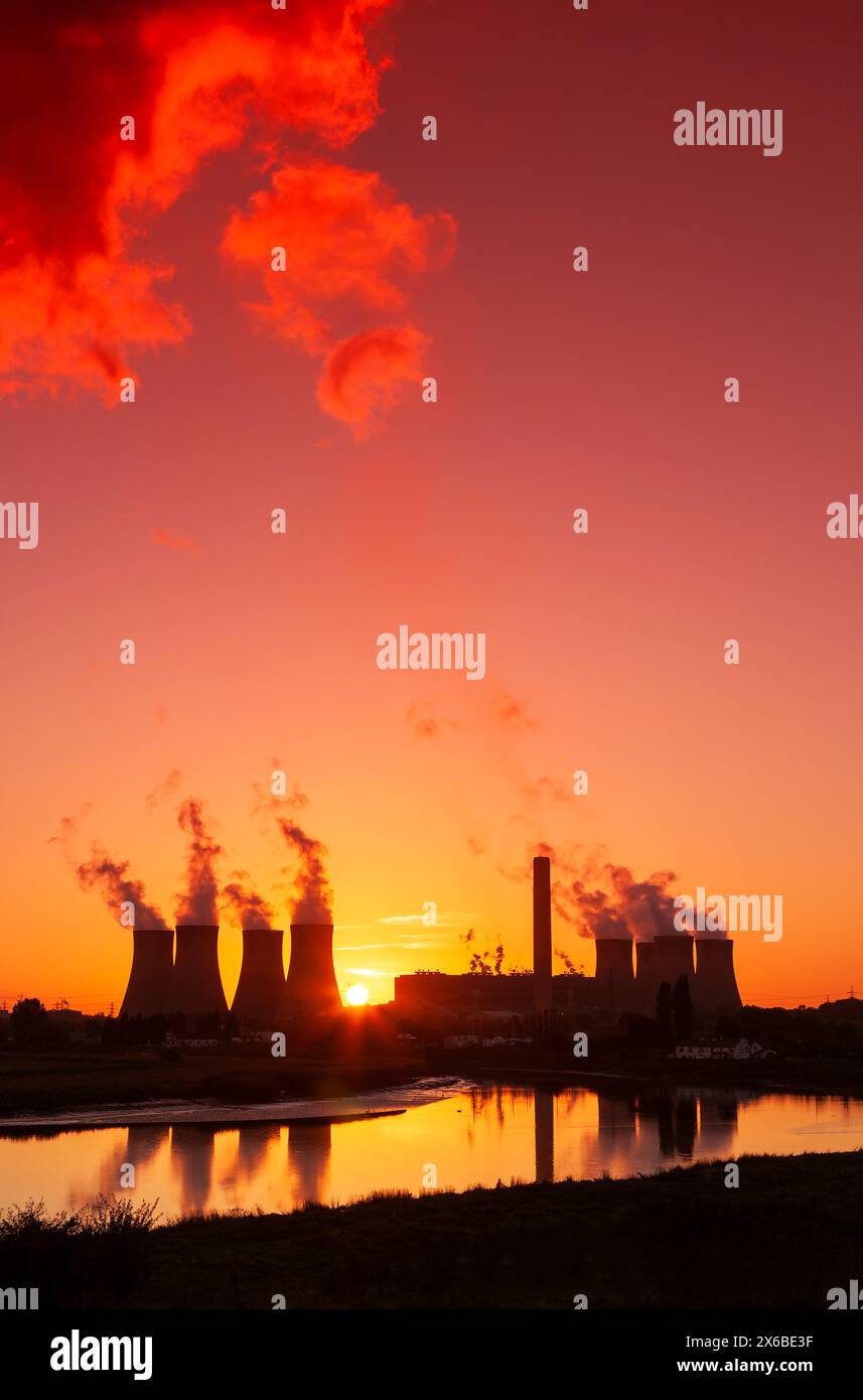 Fiddlers Ferry Power Station (ora parzialmente demolita, per essere completamente demolita entro il 2025), vicino a Warrington, Cheshire, Inghilterra, Regno Unito, Europa Foto Stock