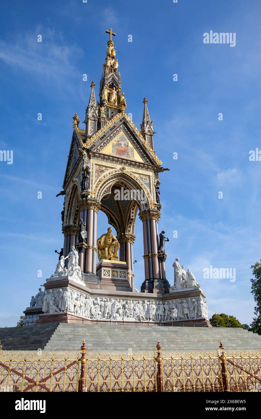 Albert Memorial a Kensington Gardens Londra, monumento storico di grado 1 commissionato dalla regina Vittoria e inaugurato nel 1872, Londra, Inghilterra, Regno Unito Foto Stock