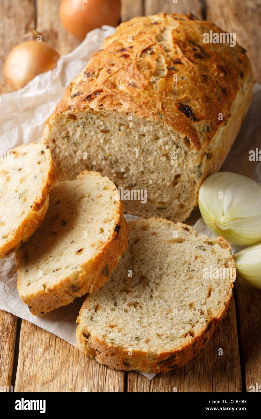 Rustico e tradizionale pane alla cipolla, primo piano sul tavolo. Verticale Foto Stock