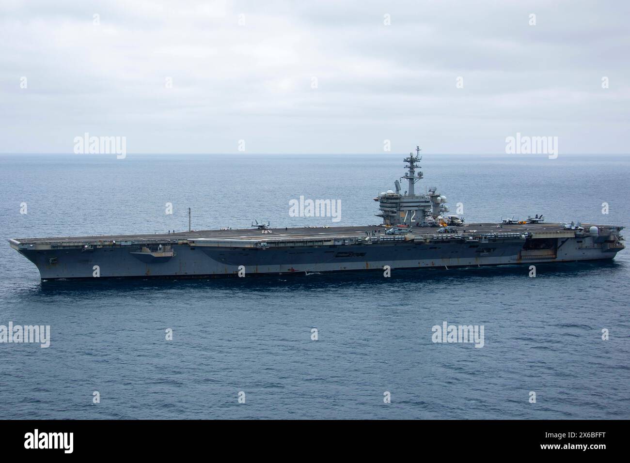 240512-N-DF558-1035 OCEANO PACIFICO (12 maggio 2024) la portaerei classe Nimitz USS Abraham Lincoln (CVN 72) naviga attraverso l'Oceano Pacifico. Abrah Foto Stock