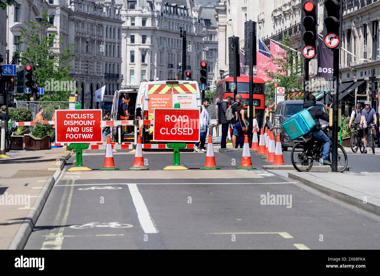 Londra, Regno Unito. I lavori stradali in Regent Street - la strada è chiusa e i ciclisti scendono i cartelli Foto Stock