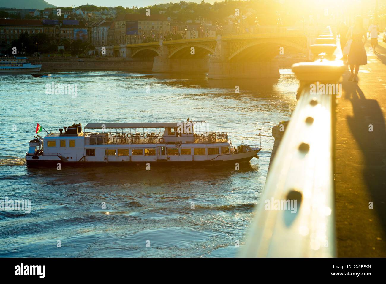 Gita turistica in barca sulla vista del fiume dal ponte Margaret Foto Stock