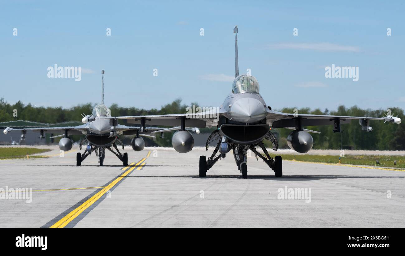 Gli F-16 Fighting Falcon della U.S. Air Force del 31st Fighter Wing, Aviano Air base, Italia, taxi sulla linea flightline per il rifornimento a caldo presso Šiauliai Air Foto Stock