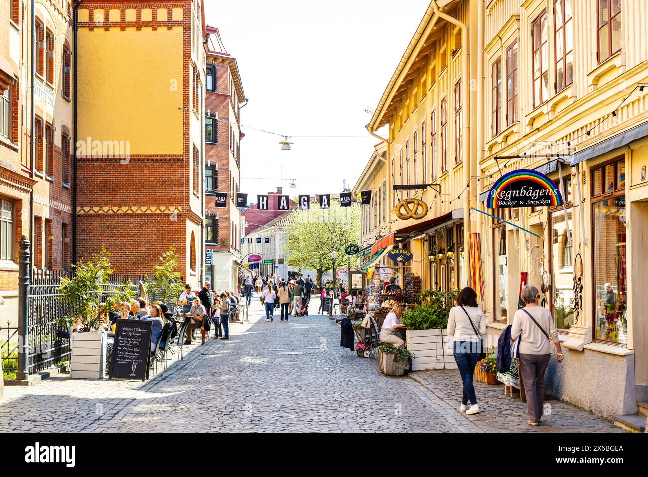 Persone che si godono una giornata di sole a Haga Nygata nel distretto di Haga, Goteborg, Svezia Foto Stock