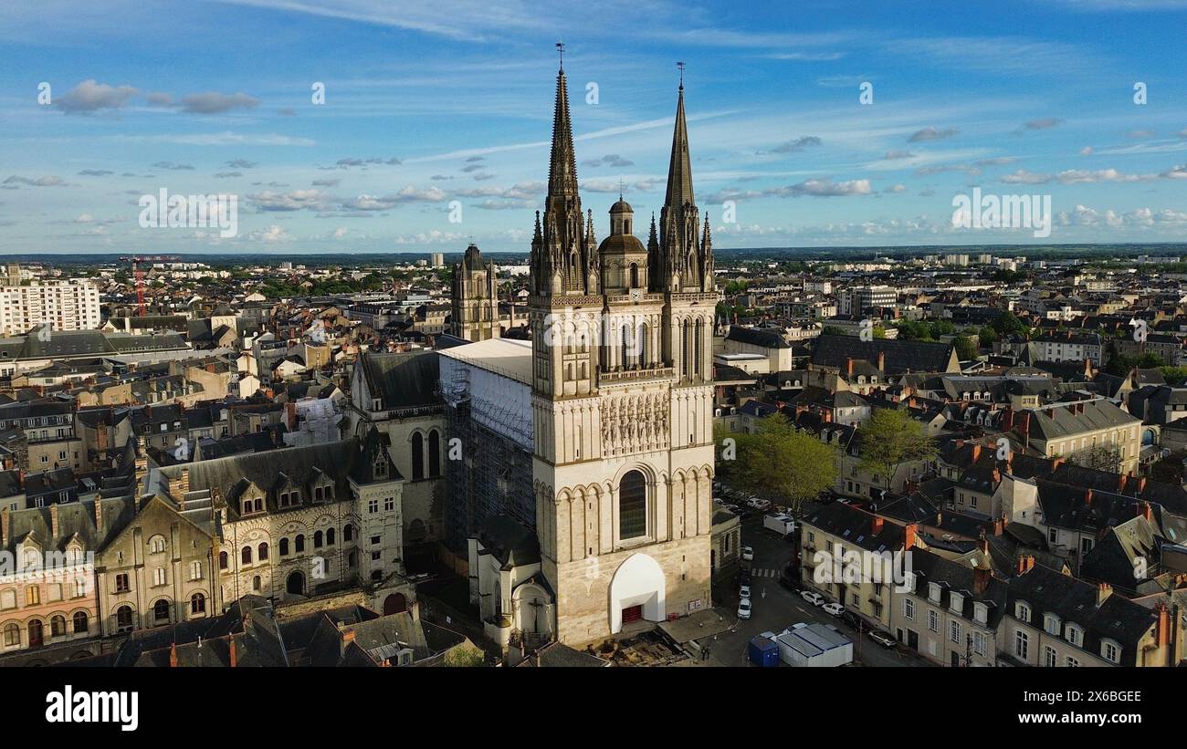 Riprese aeree con drone della Cattedrale di Saint-Maurice d'Angers ad Angers, Francia, cattedrale gotica angevina del XII secolo con monumentali due torri e vetrate originali Foto Stock