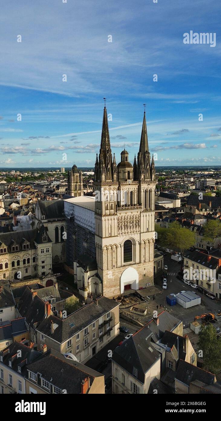 Riprese aeree con drone della Cattedrale di Saint-Maurice d'Angers ad Angers, Francia, cattedrale gotica angevina del XII secolo con monumentali due torri e vetrate originali Foto Stock