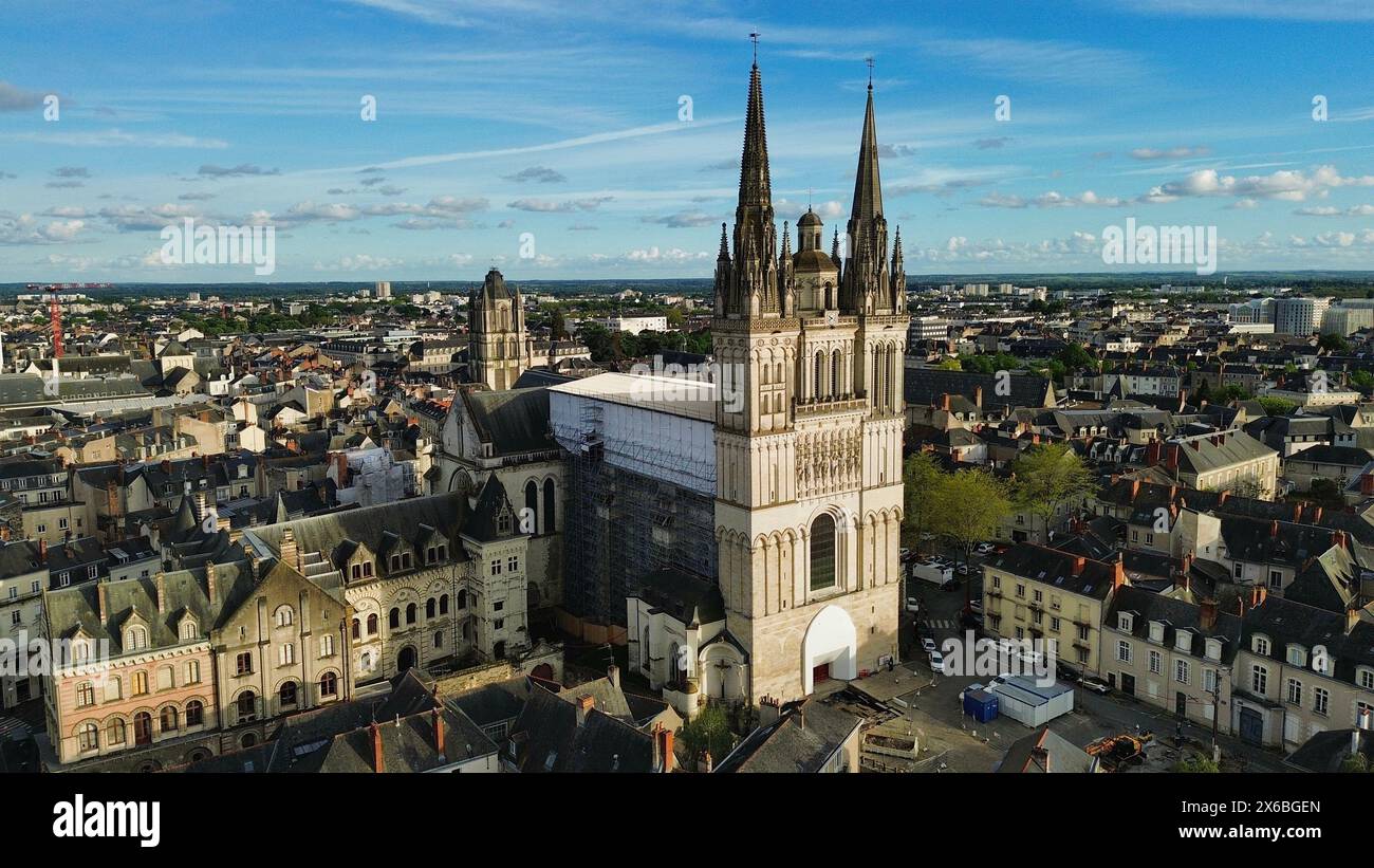 Riprese aeree con drone della Cattedrale di Saint-Maurice d'Angers ad Angers, Francia, cattedrale gotica angevina del XII secolo con monumentali due torri e vetrate originali Foto Stock