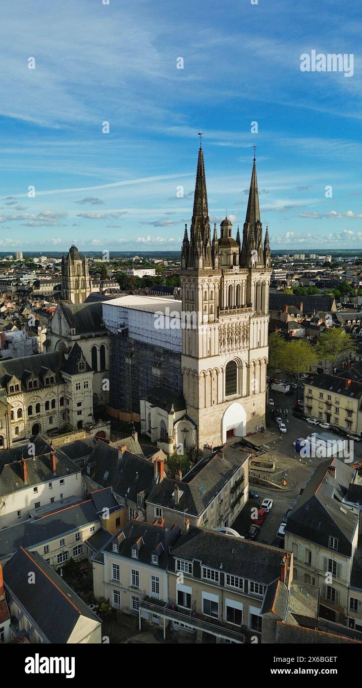 Riprese aeree con drone della Cattedrale di Saint-Maurice d'Angers ad Angers, Francia, cattedrale gotica angevina del XII secolo con monumentali due torri e vetrate originali Foto Stock
