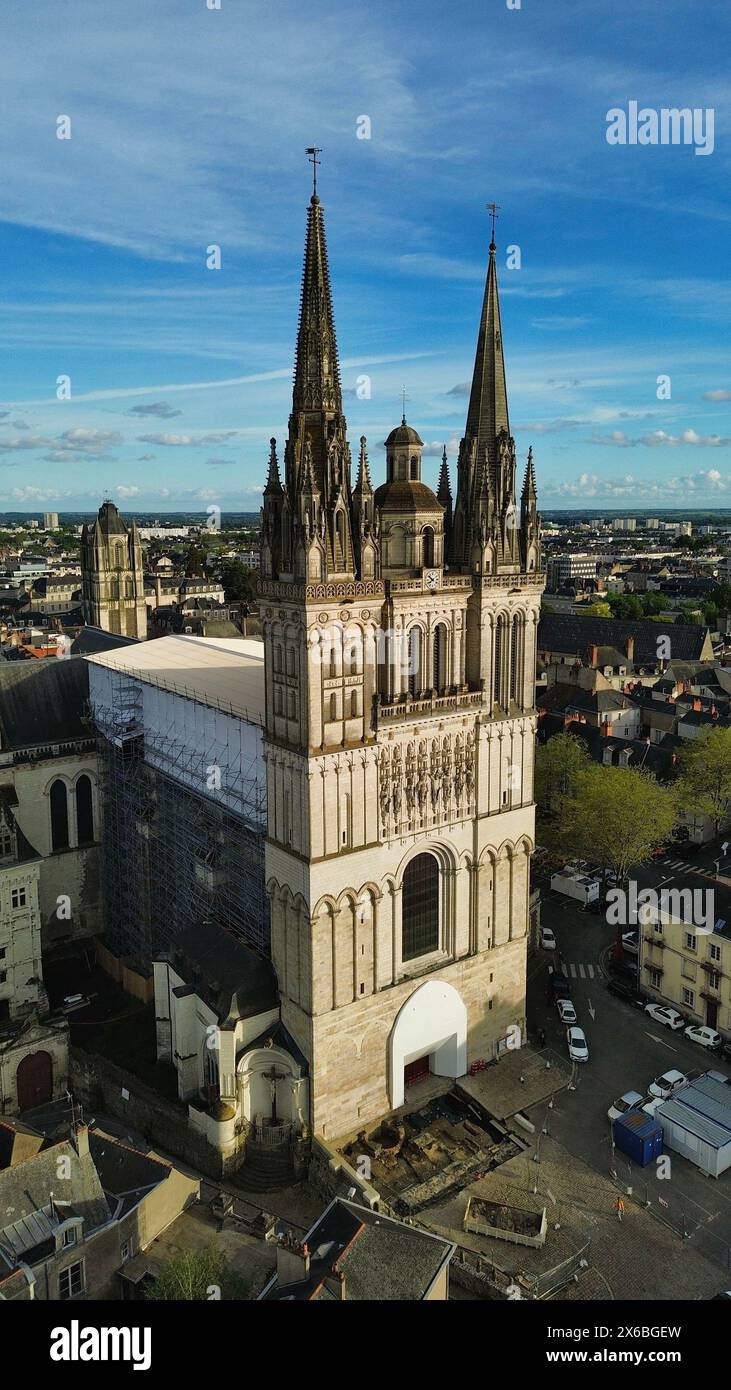 Riprese aeree con drone della Cattedrale di Saint-Maurice d'Angers ad Angers, Francia, cattedrale gotica angevina del XII secolo con monumentali due torri e vetrate originali Foto Stock
