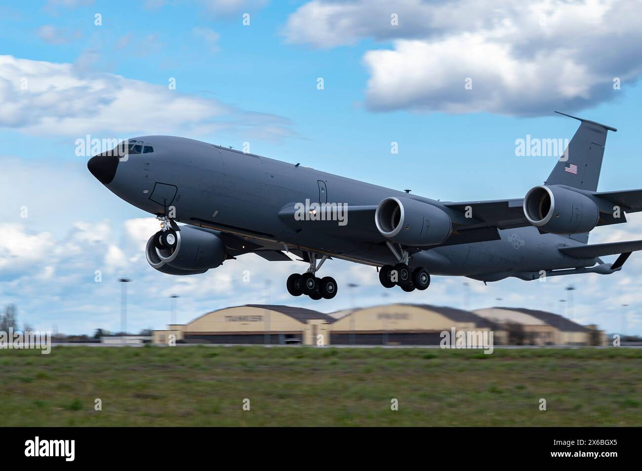 Un KC-135 Stratotanker decolla dalla pista durante l'esercitazione Royal Flush alla Fairchild Air Force base, Washington, 1 maggio 2024. Foto Stock