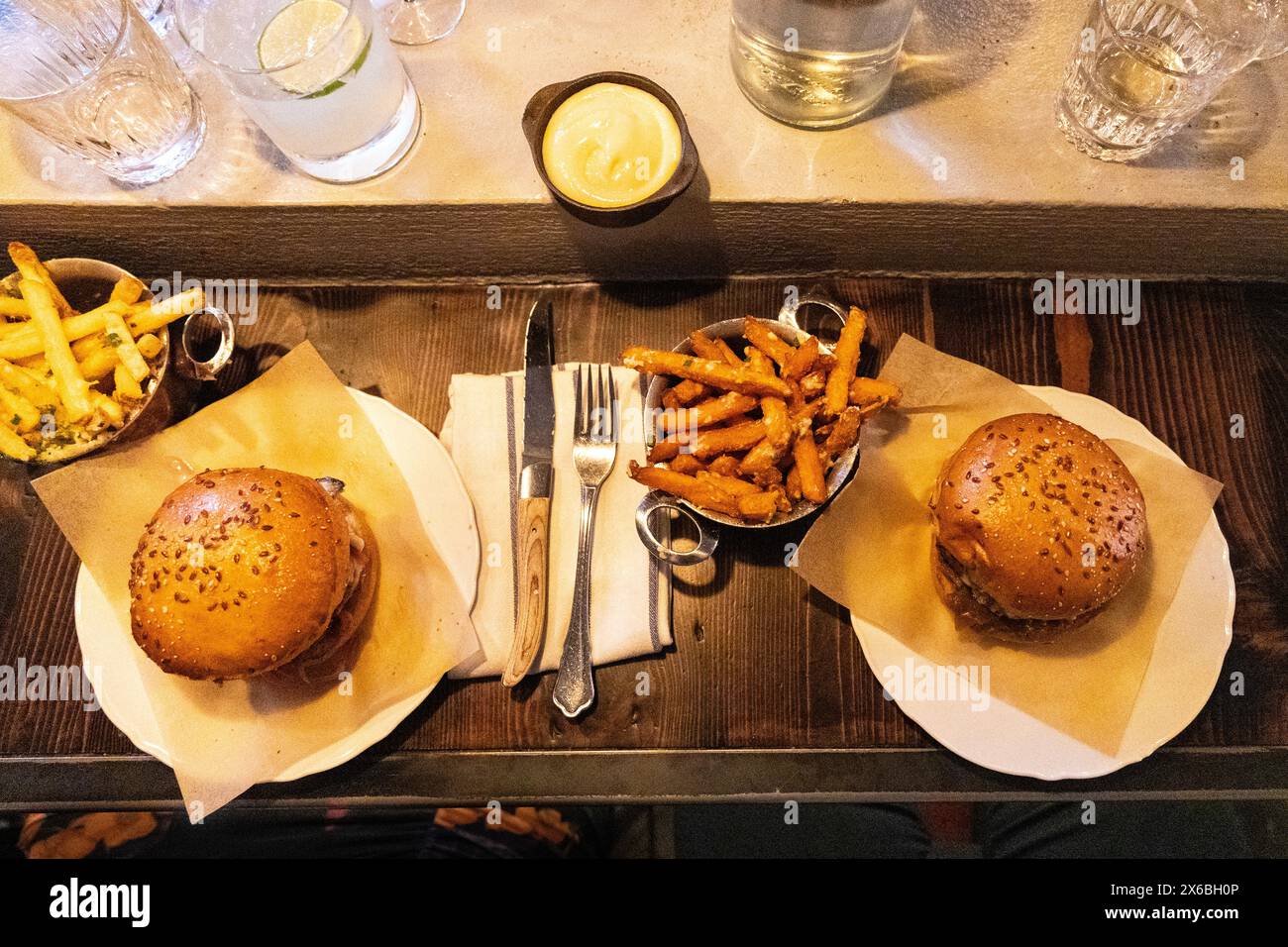 Hamburger e patatine fritte al The Barn, ristorante americano in stile Midwest, Gothenburg, Svezia Foto Stock