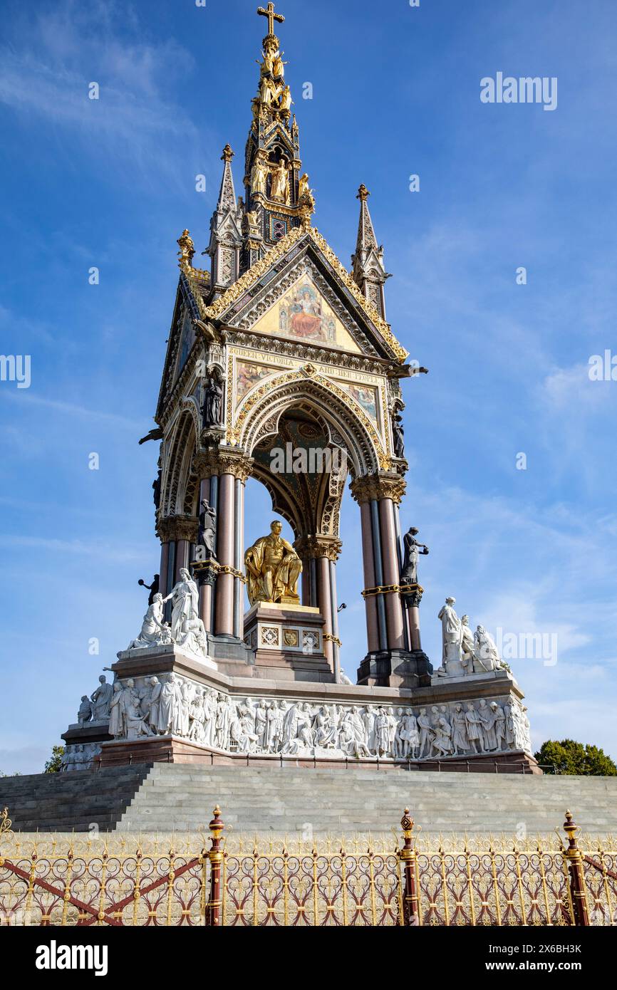 Albert Memorial a Kensington Gardens Londra, monumento storico di grado 1 commissionato dalla regina Vittoria e inaugurato nel 1872, Londra, Inghilterra, Regno Unito Foto Stock