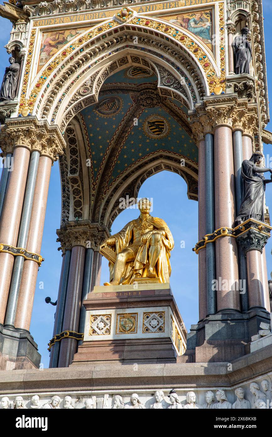 Albert Memorial a Kensington Gardens Londra, monumento storico di grado 1 commissionato dalla regina Vittoria e inaugurato nel 1872, Londra, Inghilterra, Regno Unito Foto Stock