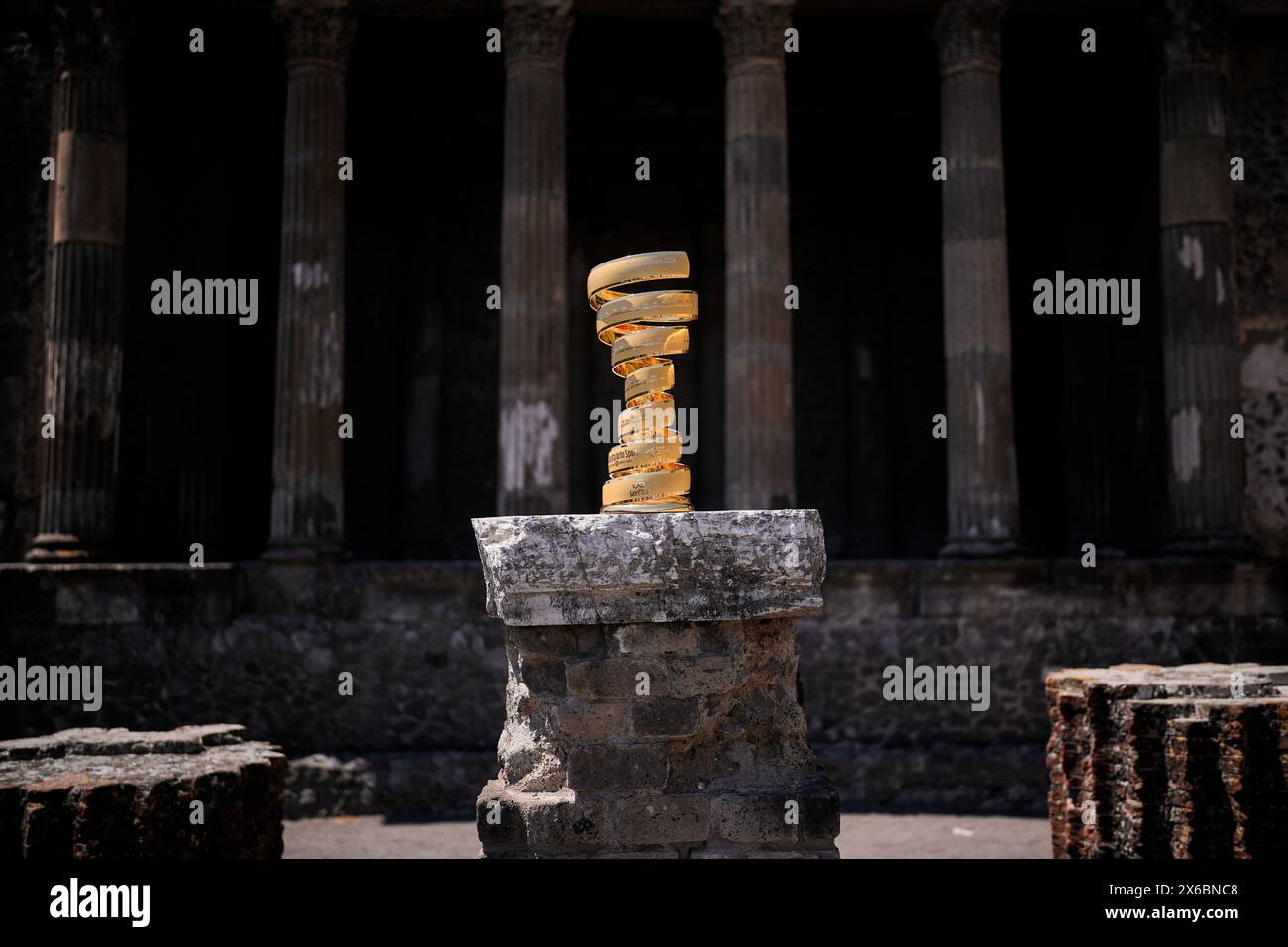 Pompei, Italia. 13 maggio 2024. Nel giorno libero, il Trofeo senza fine, nell'area archeologica di Pompei. La gara riparte martedì 14 maggio, per la decima tappa, da Pompei a Cusano Mutri Italia, lunedì 13 maggio 2024. Sport - ciclismo . (Foto di Marco Alpozzi/Lapresse) credito: LaPresse/Alamy Live News Foto Stock