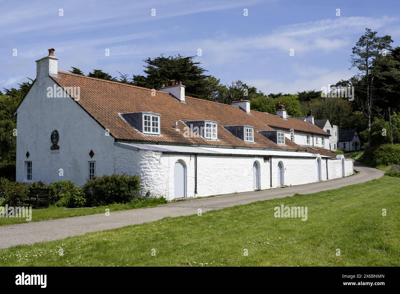 Alloggi nel villaggio monastico di Caldey Island, Tenby, Pembrokeshire, Galles, Regno Unito Foto Stock