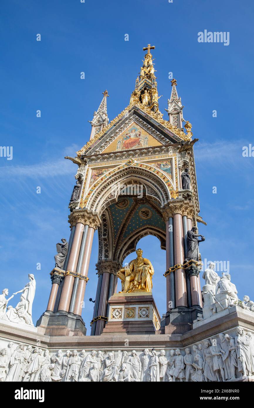 Albert Memorial a Kensington Gardens Londra, monumento storico di grado 1 commissionato dalla regina Vittoria e inaugurato nel 1872, Londra, Inghilterra, Regno Unito Foto Stock