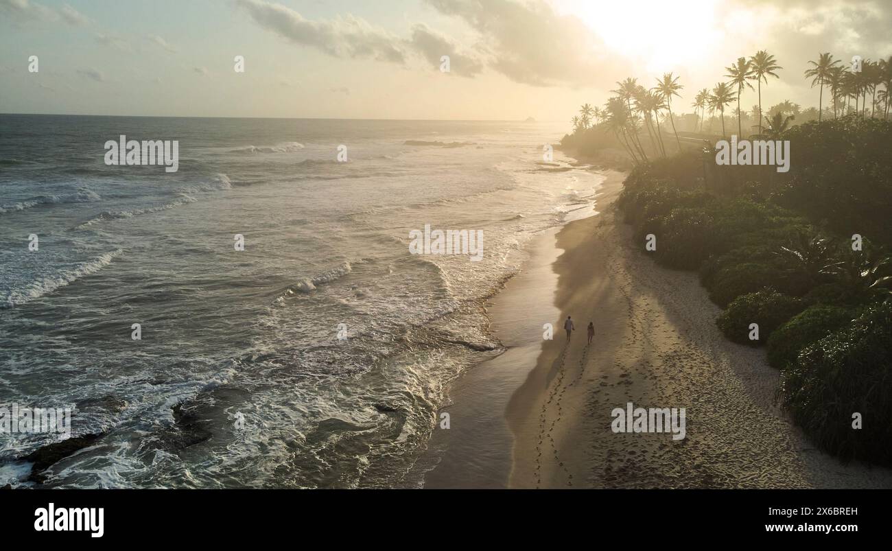 Scogliera sopra il paesaggio liquido, onde dell'oceano al tramonto. Sri lanka Foto Stock