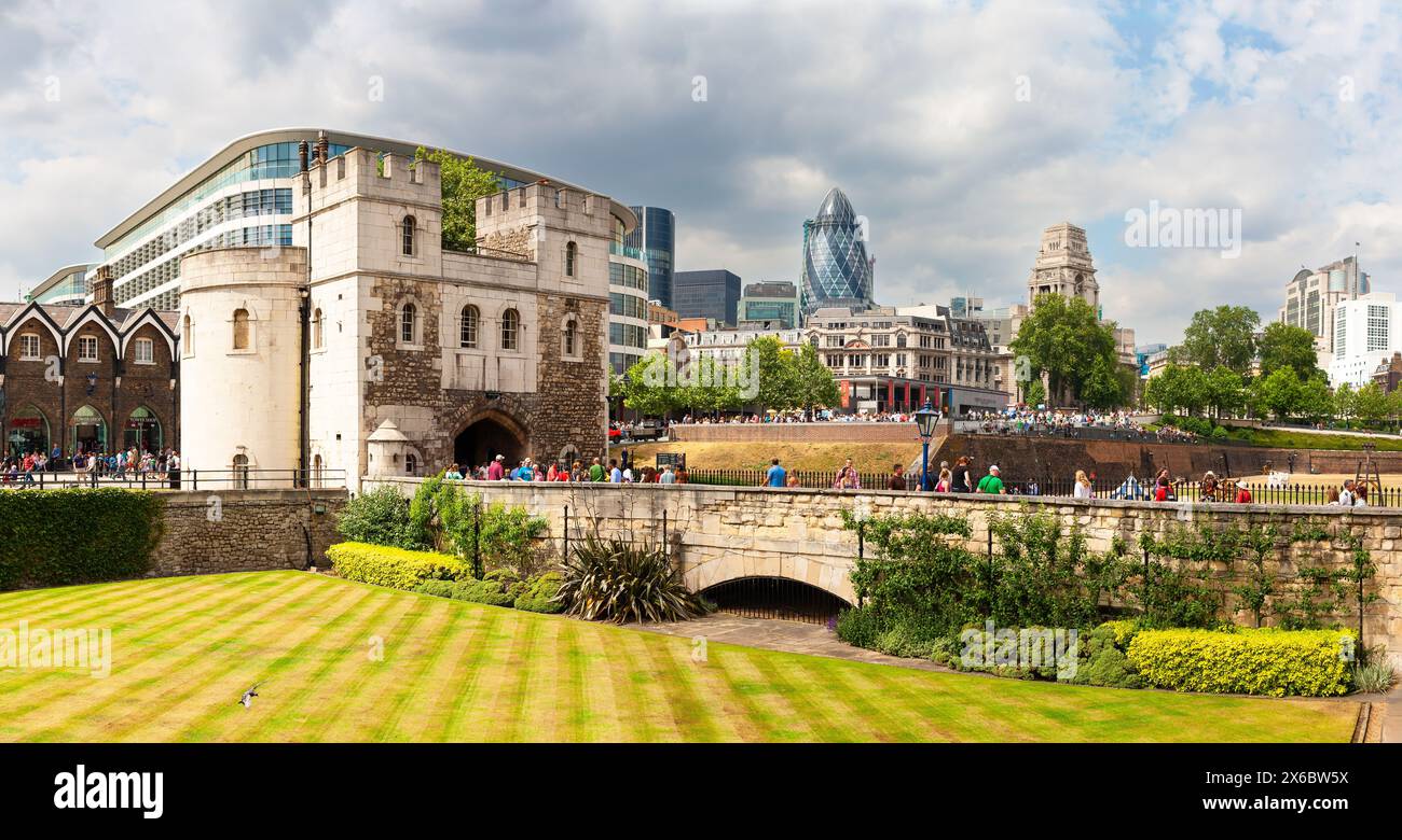 Londra, Regno Unito - 30 giugno 2010: La Torre di Londra Middle Tower. Torre intermedia che conduce all'ingresso della Torre di Londra tramite ponte. Foto Stock