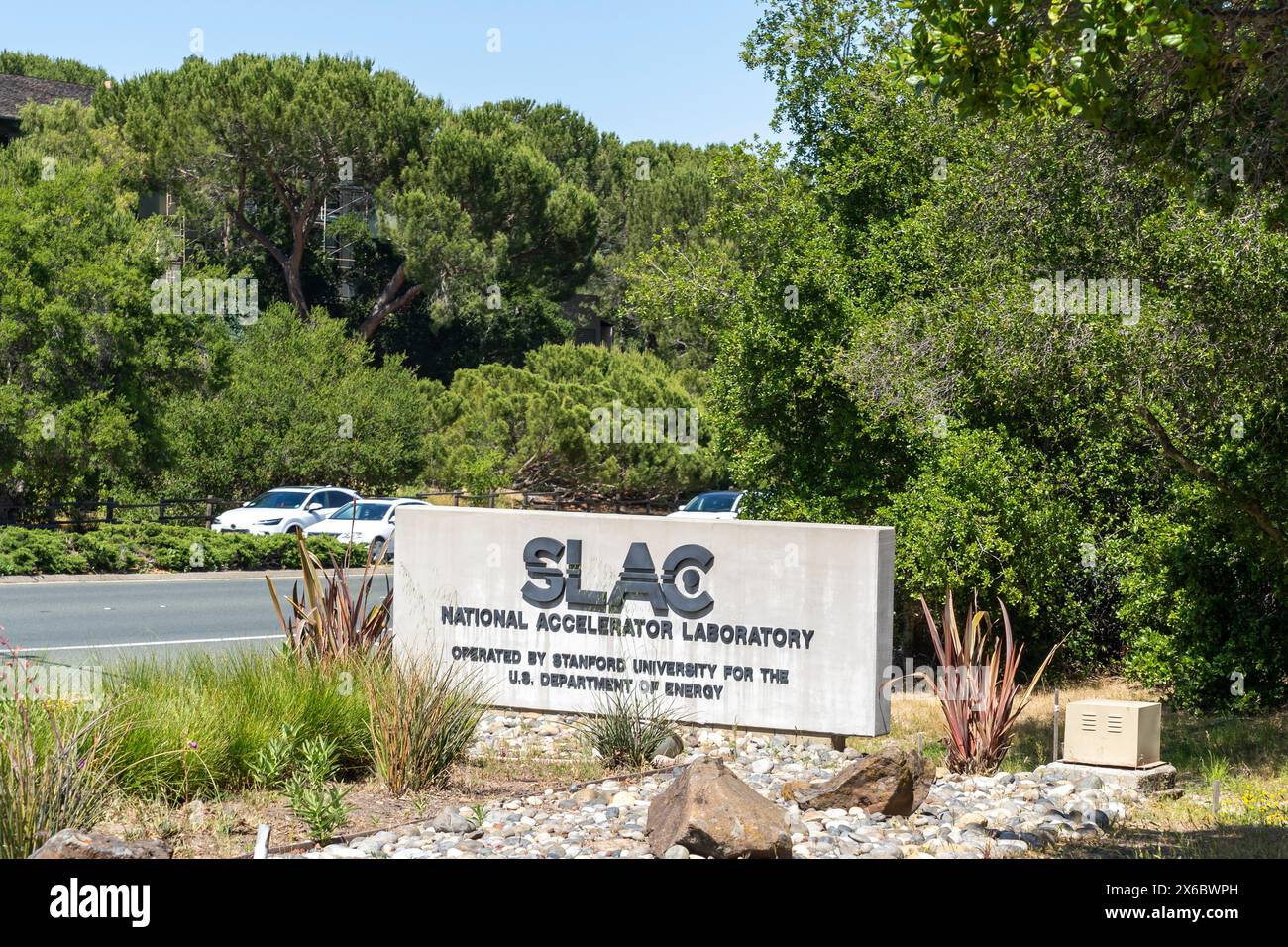 Un segnale di terra fuori dallo stabilimento SLAC National Accelerator Laboratory in Sand Hill Rd a Menlo Park, California, USA. Foto Stock