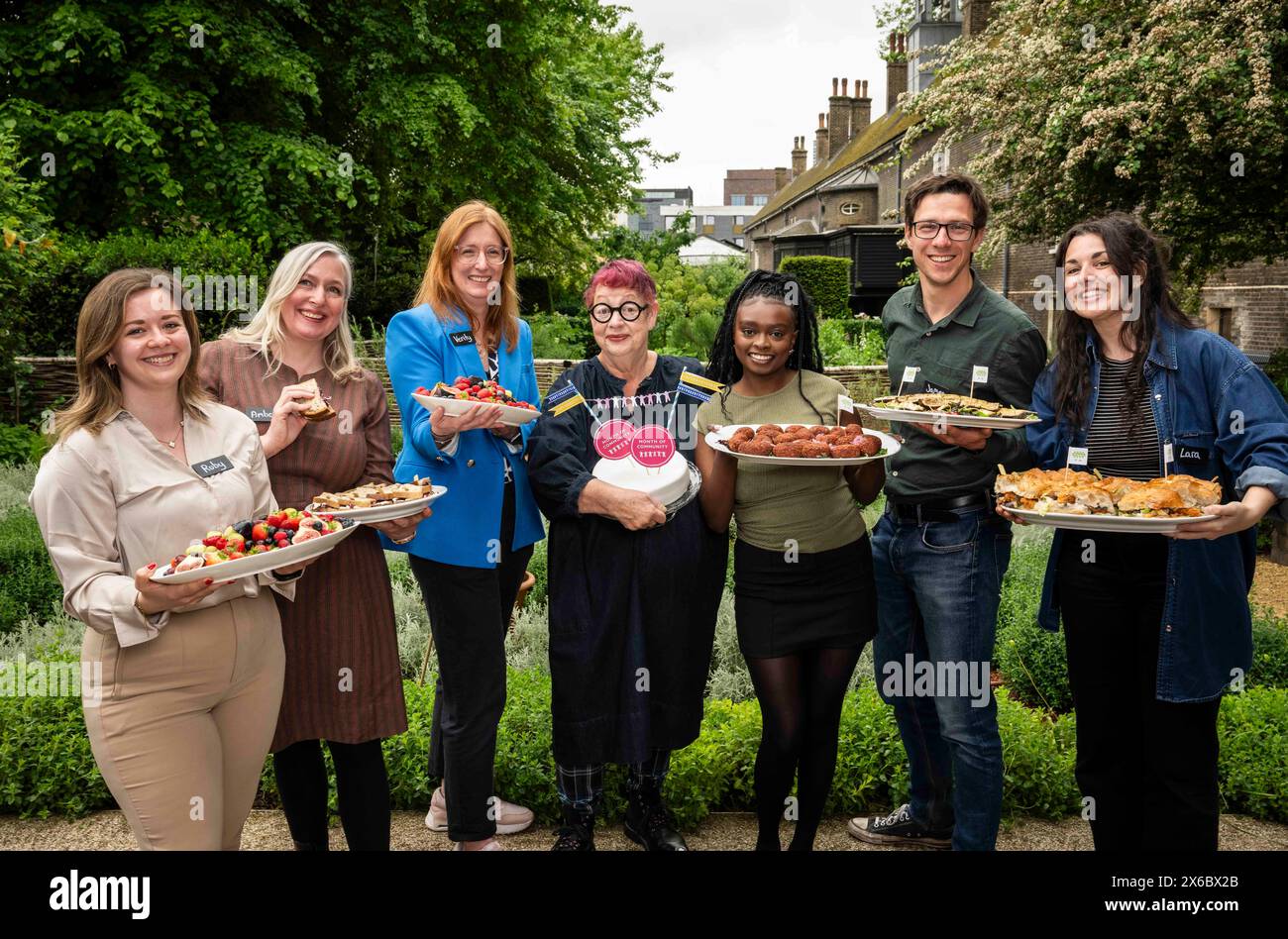 Jo Brand si unisce a 13 enti di beneficenza del Regno Unito in uno speciale Big Lunch ospitato dall'Eden Project al Museum of Home di Londra per lanciare il mese della Community 2024. (Sinistra-destra) Ruby Smart - Neighbourhood Watch, Amber Alferoff - Have A Grow, Verity prime - The National Lottery, Jo Brand - Month of Community, Tracy Ziaraba - Care Home Open Week, James Austin - The Great Get Together, Lara Deffense - Refugee Week. Data foto: Martedì 14, 2024. Foto Stock