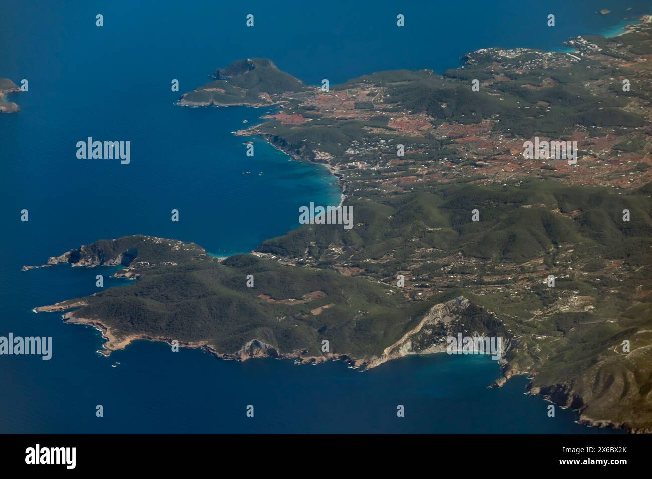Vista aerea panoramica del nord-est dell'isola di Ibiza, delle Isole Baleari, della Spagna, di Sant Vicent de sa Cala e dei dintorni Foto Stock