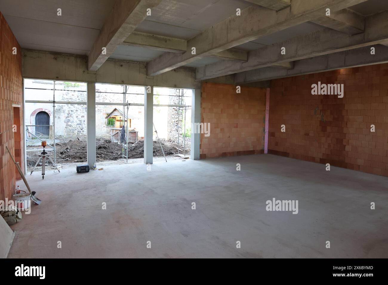 14 maggio 2024, Turingia, Posterstein: La futura grande sala espositiva del Castello di Posterstein può essere vista durante un tour del cantiere per la ricostruzione dell'ala nord del castello. L'ala nord è stata demolita nel XX secolo ed è ora in fase di ricostruzione da parte del distretto. Foto: Bodo Schackow/dpa Foto Stock