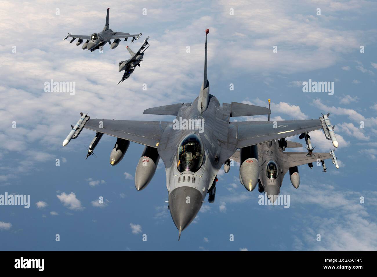 Gli F-16 Fighting Falcons della U.S. Air Force assegnati al 13th Fighter Squadron, Misawa Air base, Giappone, volano in formazione dietro un 909th Air Refueling Squa Foto Stock