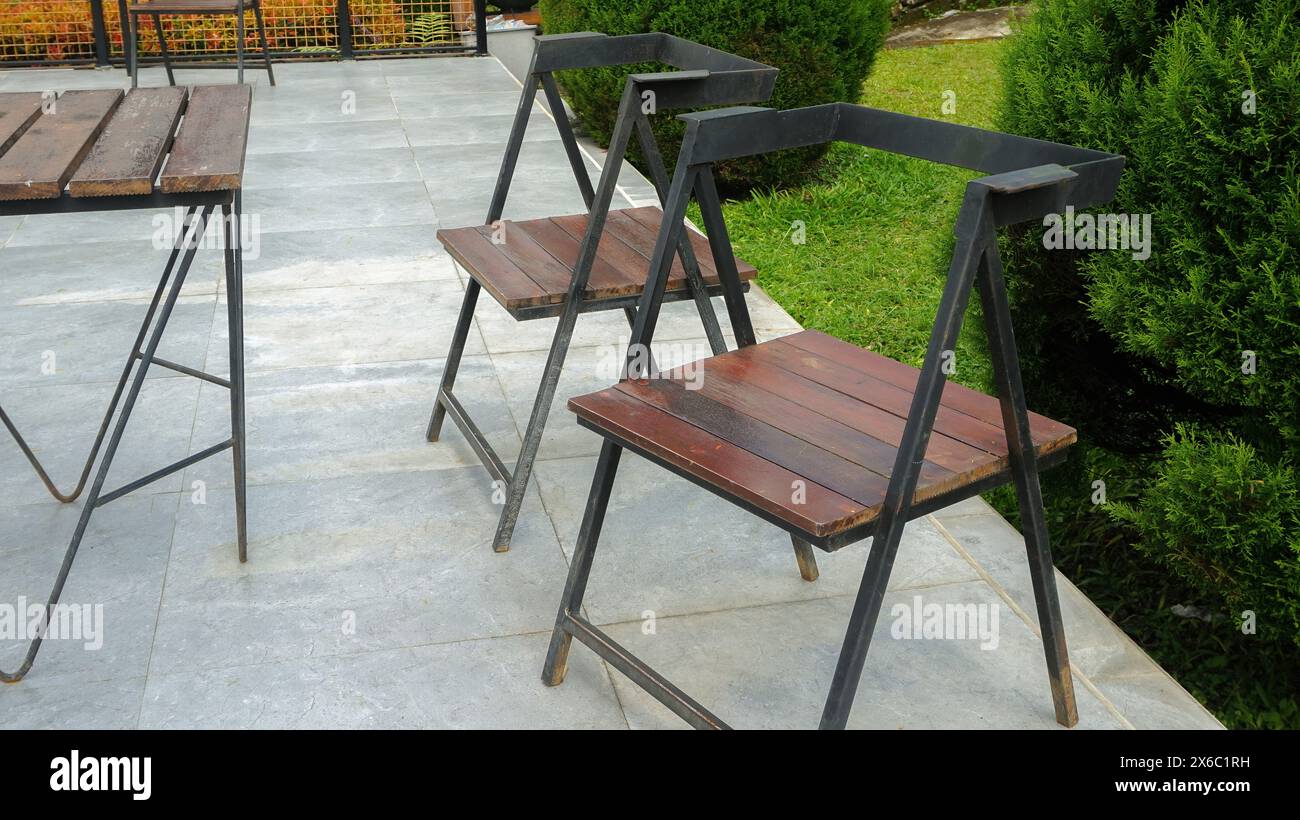 sedia in ferro con robusta base in legno nel giardino Foto Stock