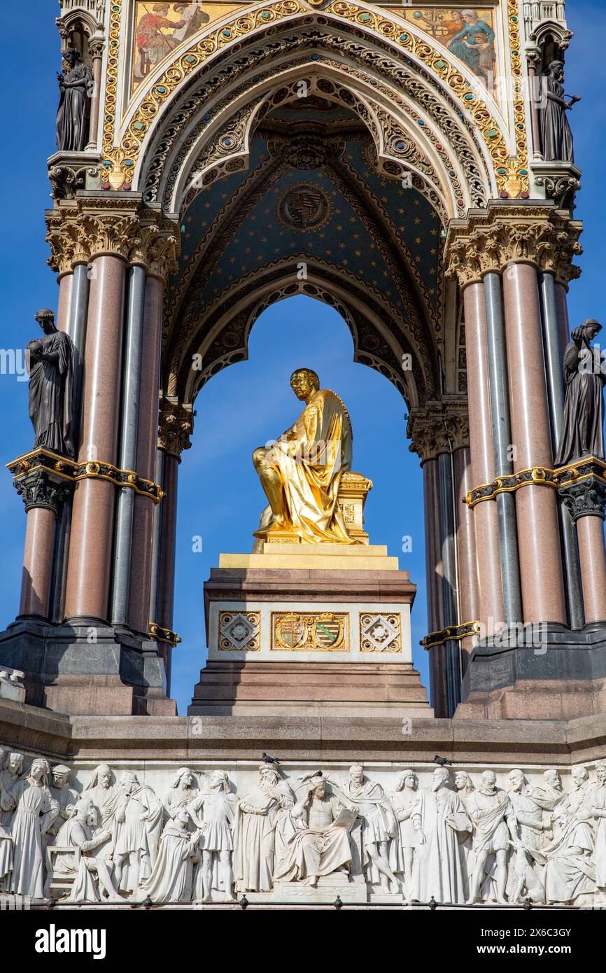 Albert Memorial a Kensington Gardens Londra, monumento storico di grado 1 commissionato dalla regina Vittoria e inaugurato nel 1872, Londra, Inghilterra, Regno Unito Foto Stock