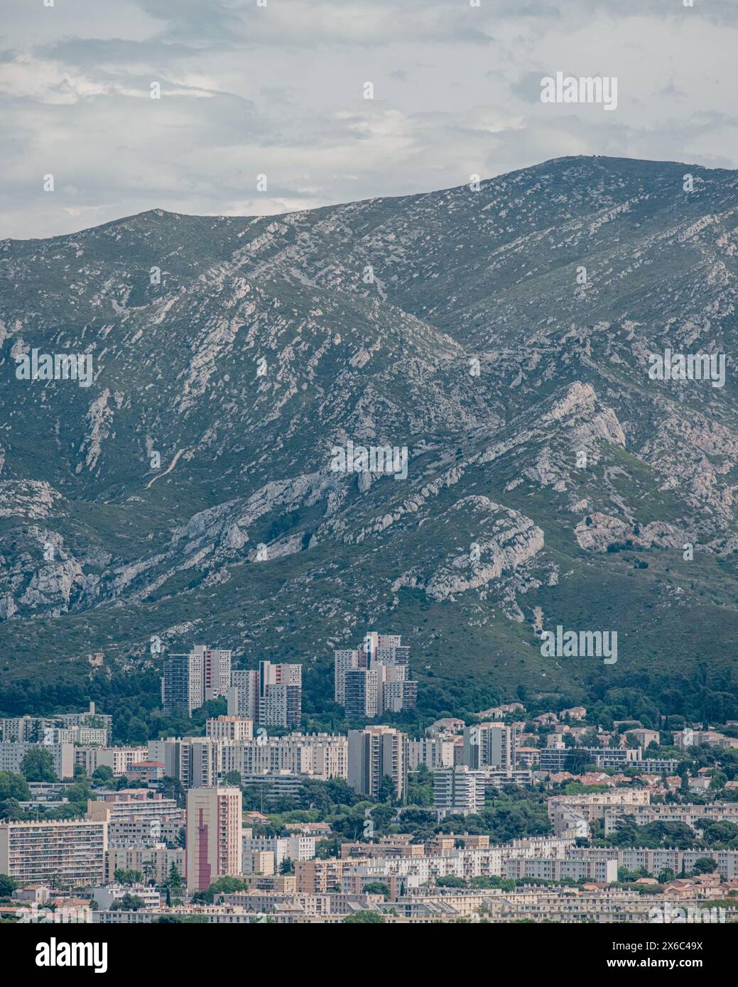 Alti edifici sullo sfondo di montagne rocciose a Marsiglia Foto Stock