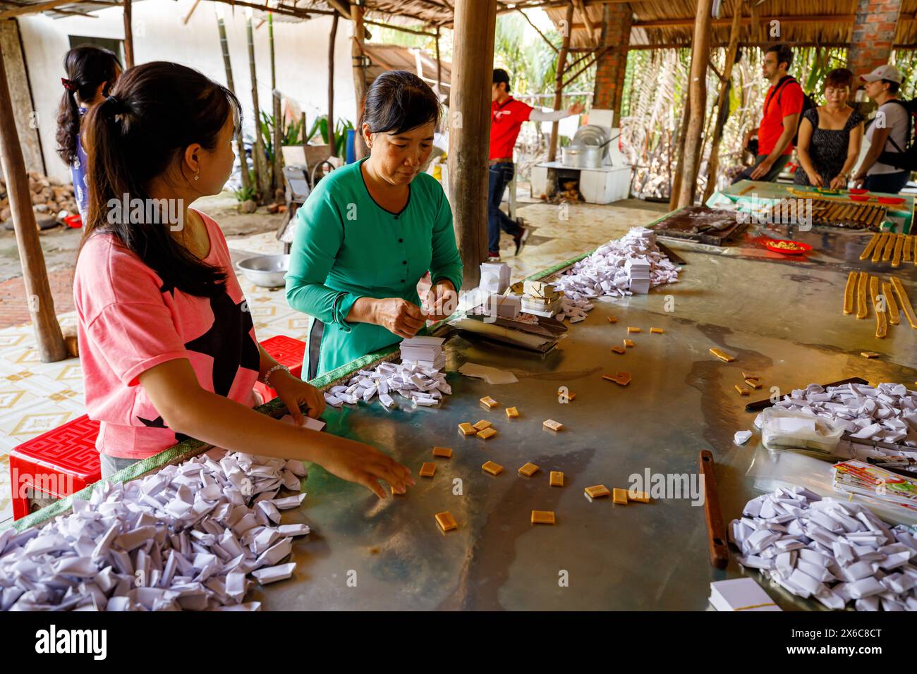 Produzione di caramelle di cocco nel delta del Mekong a Cai Rang in Vietnam, Foto Stock