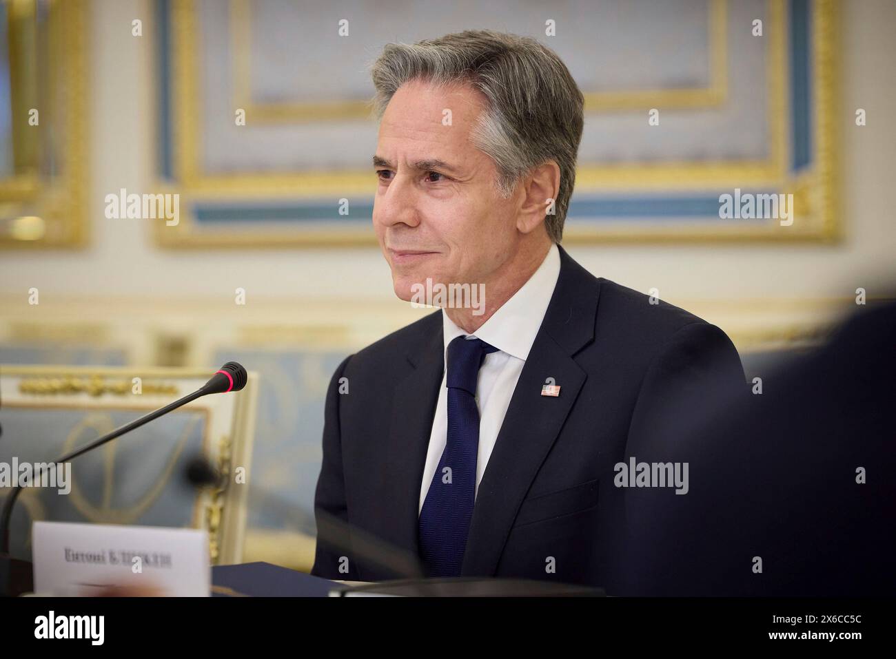 Kiev, Ucraina. 14 maggio 2024. U. Il segretario di Stato Tony Blinken ascolta il presidente ucraino Volodymyr Zelenskyy durante una riunione bilaterale presso il Palazzo Mariinsky, 14 maggio 2024, a Kiev, Ucraina. Blinken ha discusso gli aggiornamenti sul campo di battaglia e ha sottolineato l'impegno a lungo termine dell'America nei confronti dell'Ucraina. Credito: Presidenza Ucraina/Ufficio stampa presidenziale ucraino/Alamy Live News Foto Stock