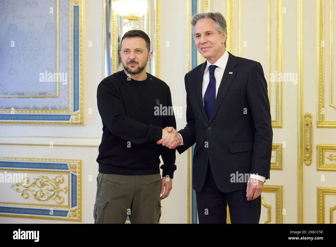 Kiev, Ucraina. 14 maggio 2024. Il presidente ucraino Volodymyr Zelenskyy, a sinistra, dà il benvenuto a U. S Segretario di Stato Tony Blinken, a destra, per una visita senza preavviso al Palazzo Mariinsky, 14 maggio 2024, a Kiev, Ucraina. Blinken ha discusso gli aggiornamenti sul campo di battaglia e ha sottolineato l'impegno a lungo termine dell'America nei confronti dell'Ucraina. Credito: Presidenza Ucraina/Ufficio stampa presidenziale ucraino/Alamy Live News Foto Stock