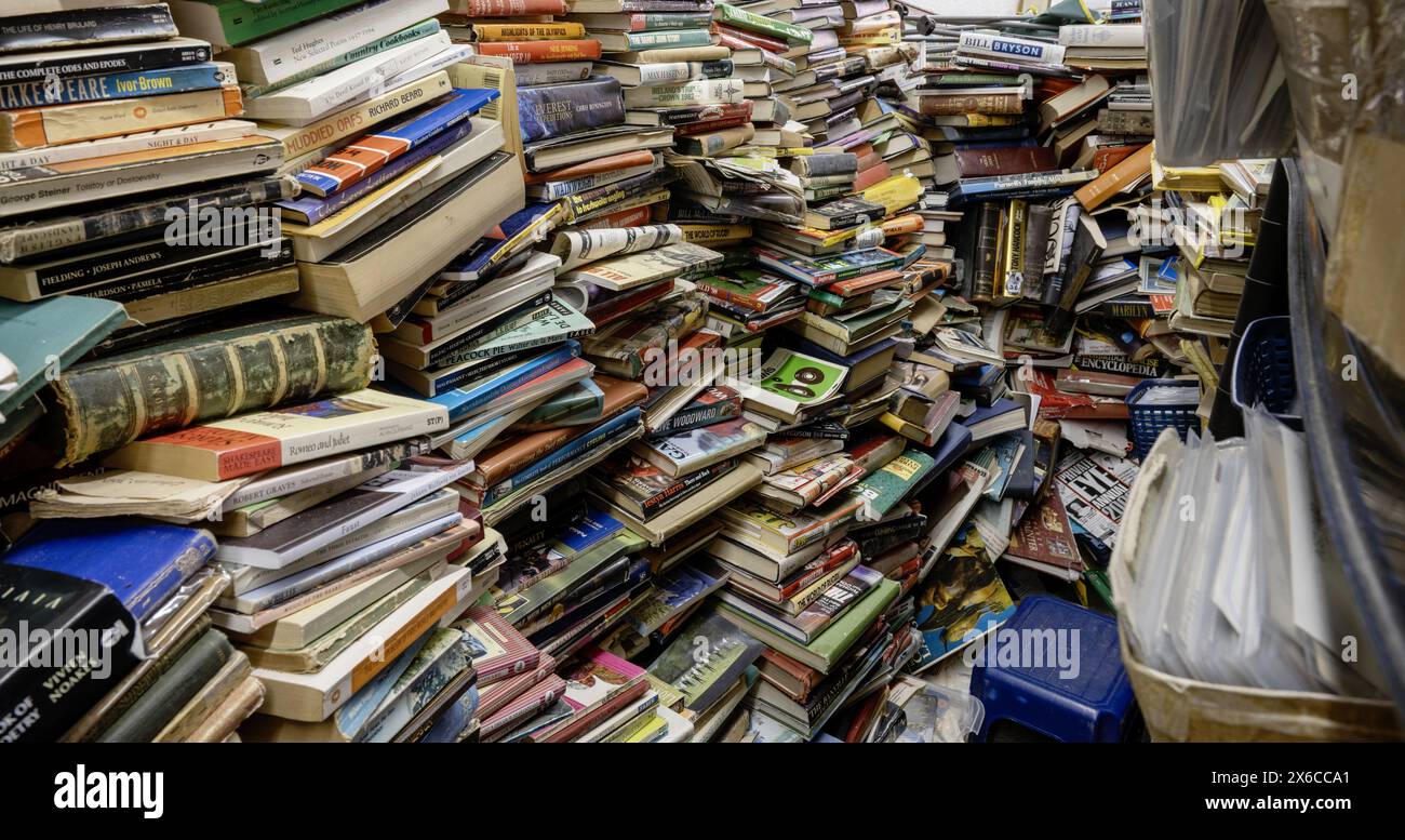 Libri di seconda mano in vendita impilati da pavimento a soffitto. Foto Stock