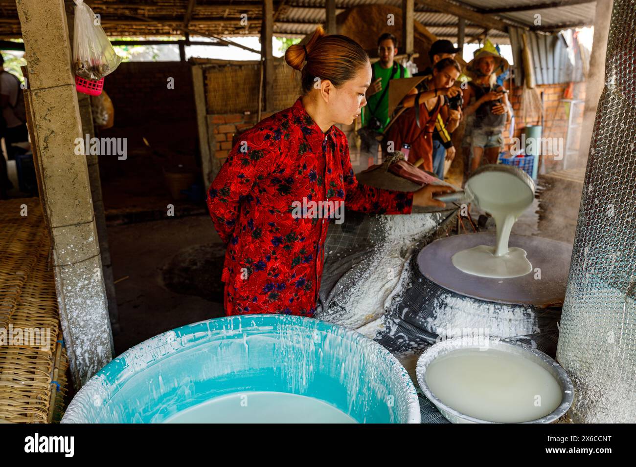 Produzione di carta di riso nel delta del Mekong a Cai Rang in Vietnam Foto Stock